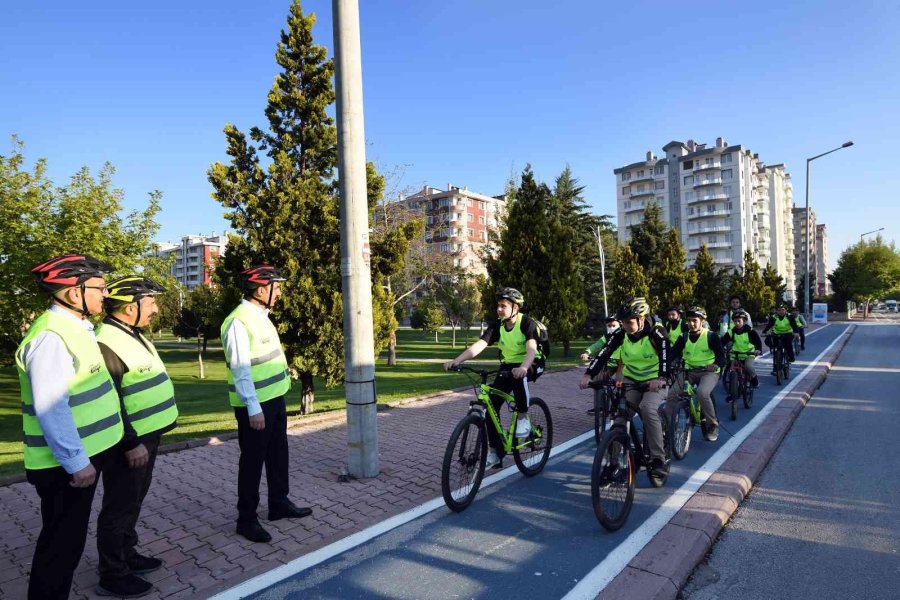 Konya’da Öğrenciler Okullarına Güvenli Bisiklet Yolu İle Gidiyor