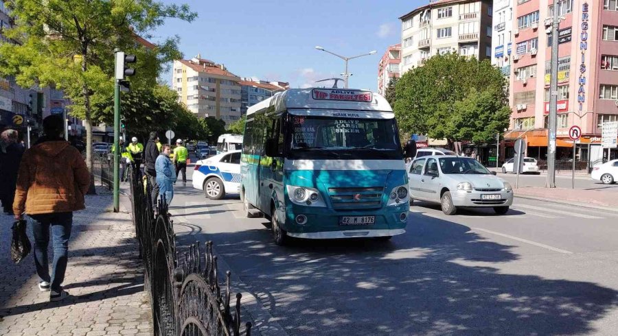 Kırmızı Işık İhlali Yapan Minibüs Yayaya Çarptı