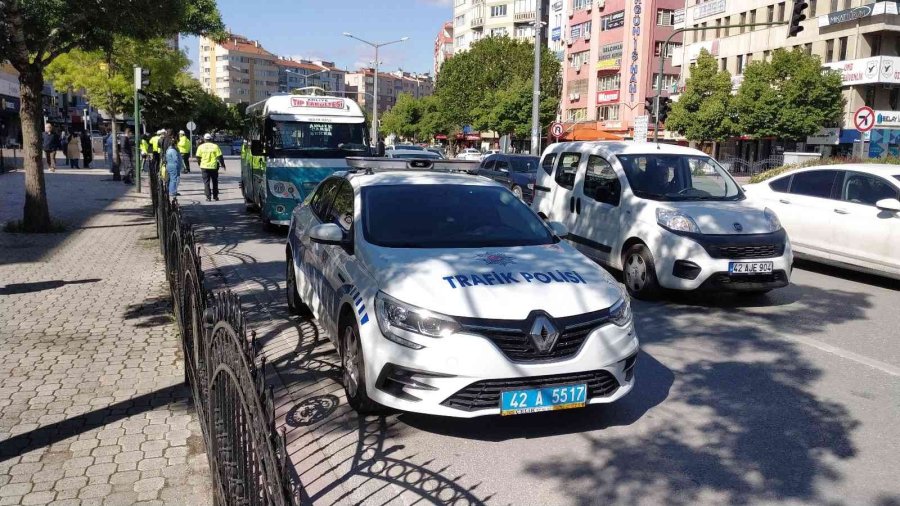 Kırmızı Işık İhlali Yapan Minibüs Yayaya Çarptı