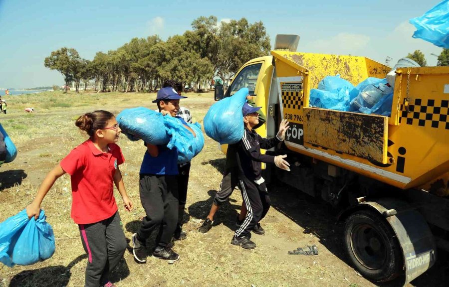 Mersin’de 300 Öğrenci Deniz Kaplumbağaları İçin Sahili Temizledi