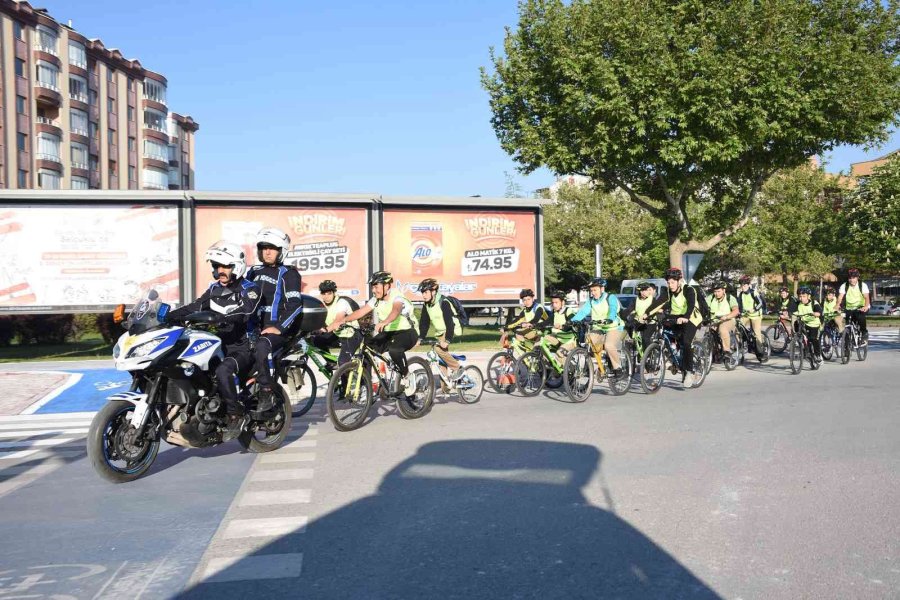 Konya’da Öğrenciler Okullarına Güvenli Bisiklet Yolu İle Gidiyor