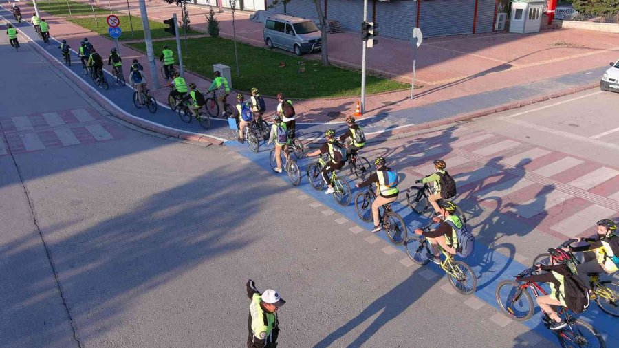 Konya’da Öğrenciler Okullarına Güvenli Bisiklet Yolu İle Gidiyor