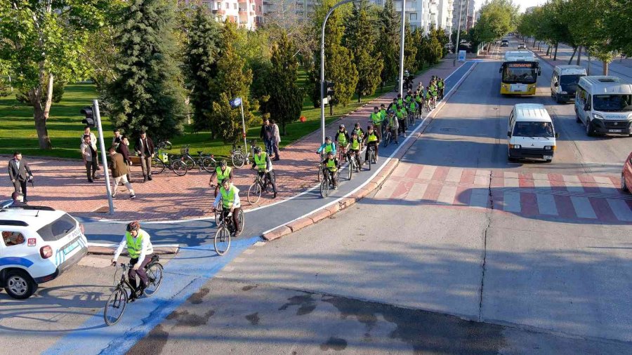 Konya’da Öğrenciler Okullarına Güvenli Bisiklet Yolu İle Gidiyor