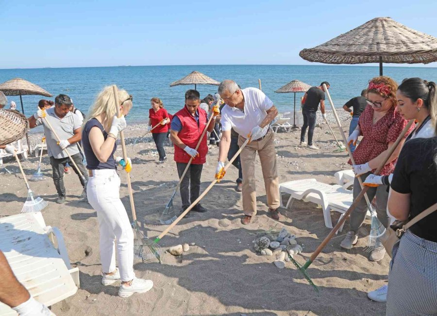 Mezitli Belediyesi Çalışanları Gönüllü Olarak Sahili Temizledi