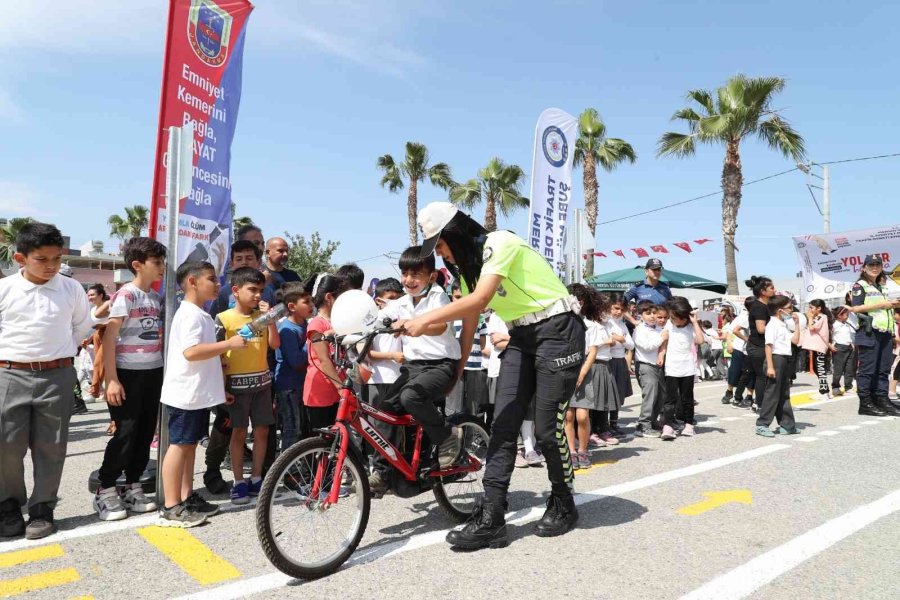 Mersin’de Trafik Eğitimleri Sürüyor