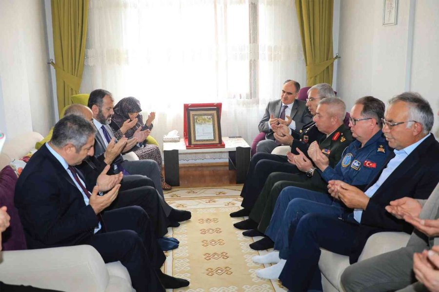 Vali Özkan, Şehit İsmet Işık’ın Ailesini Ziyaret Etti