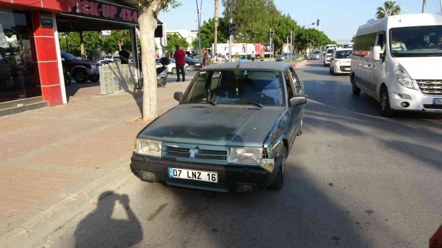 Kırmızı Işık İhlali Yapan Otomobil, Motosiklete Çarptı: 1 Yaralı