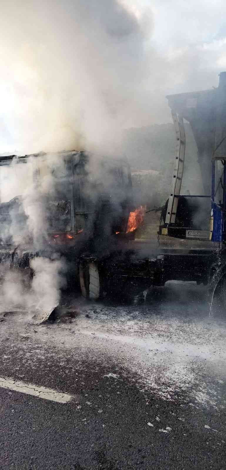 2 Tırda Çıkan Yangın Hasara Neden Oldu