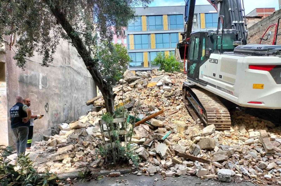 Akdeniz’de Metruk Binaların Yıkımı Sürüyor