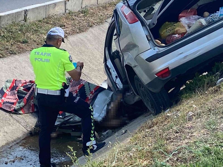 Kontrolden Çıkan Otomobil Yol Kenarındaki Tahliye Kanalına Uçtu: 2 Ölü