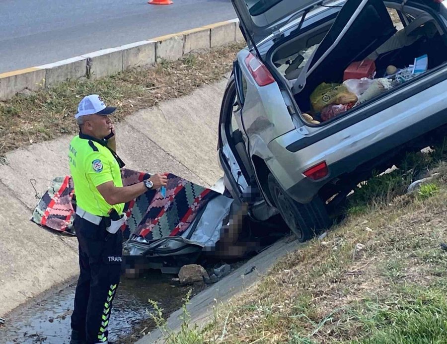 Kontrolden Çıkan Otomobil Yol Kenarındaki Tahliye Kanalına Uçtu: 2 Ölü