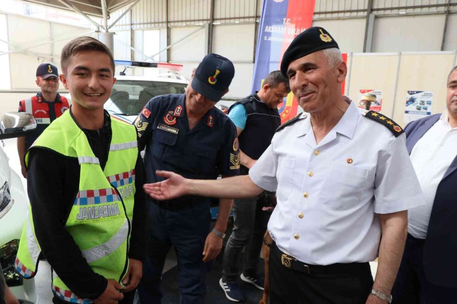 Jandarma Komutanı Fuarda Çocuklara Kitap Dağıtıp Jandarmayı Anlattı