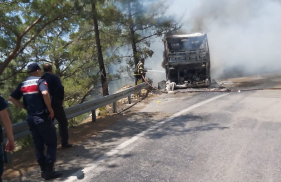 Alevlere Teslim Olan Yolcu Otobüsü Küle Döndü