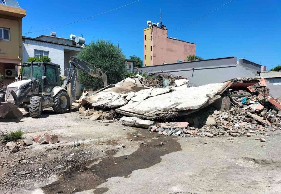 Akdeniz’de Metruk Binaların Yıkımı Devam Ediyor