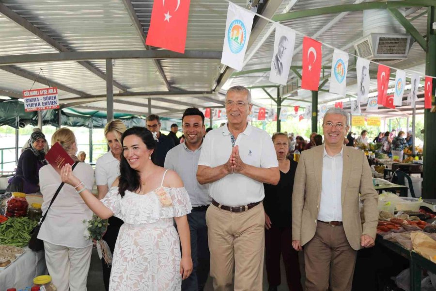 Annelerinin Tezgah Açtığı Pazarda Nikah Kıydırdılar