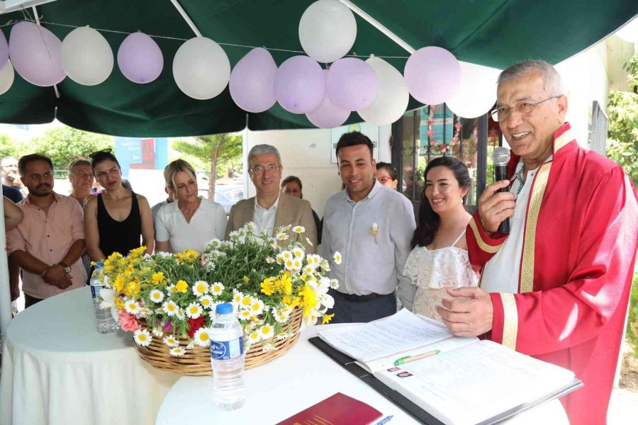 Annelerinin Tezgah Açtığı Pazarda Nikah Kıydırdılar