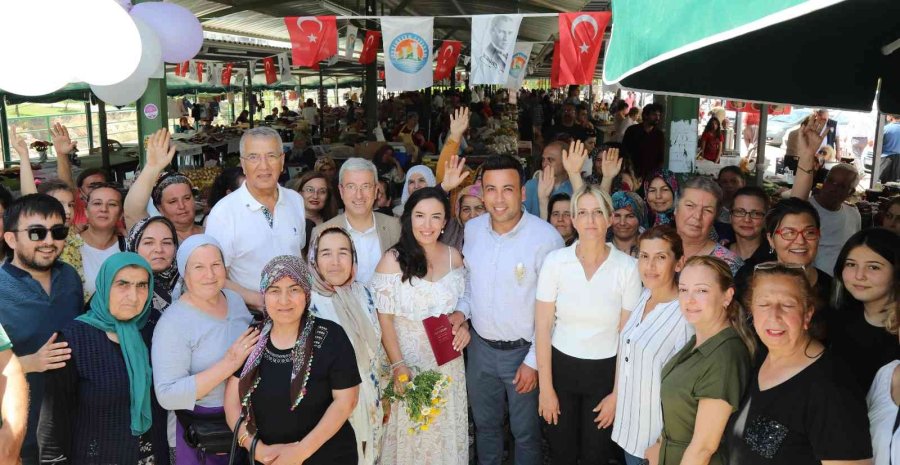 Annelerinin Tezgah Açtığı Pazarda Nikah Kıydırdılar