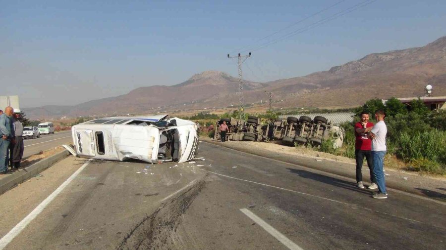 Mersin’de Öğrenci Servisi İle Tır Çarpıştı: 2’si Ağır 11 Yaralı