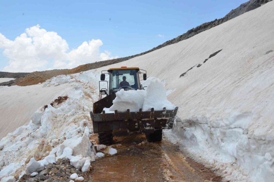 Mersin Büyükşehir, Yörükler İçin Zirvedeki Karlı Yolları Temizliyor