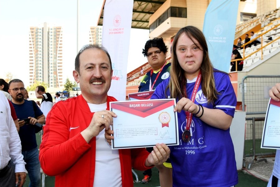 Vali Pehlivan, Özel Sporculara Madalya Ve Başarı Belgesi Verdi