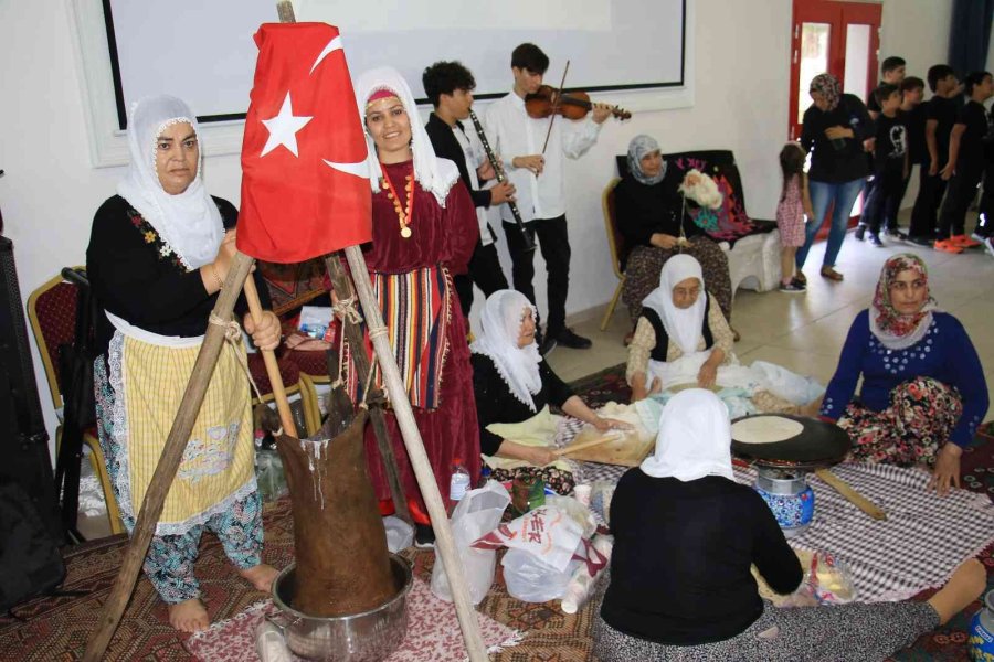 Kadınların El Emekleri Şenlik Havasında Görücüye Çıktı