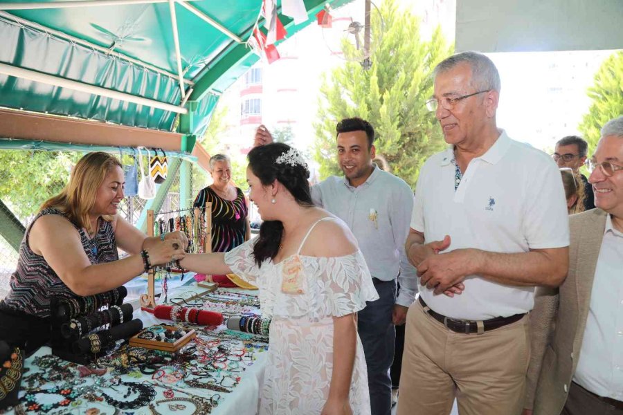 Annelerinin Tezgah Açtığı Pazarda Nikah Kıydırdılar