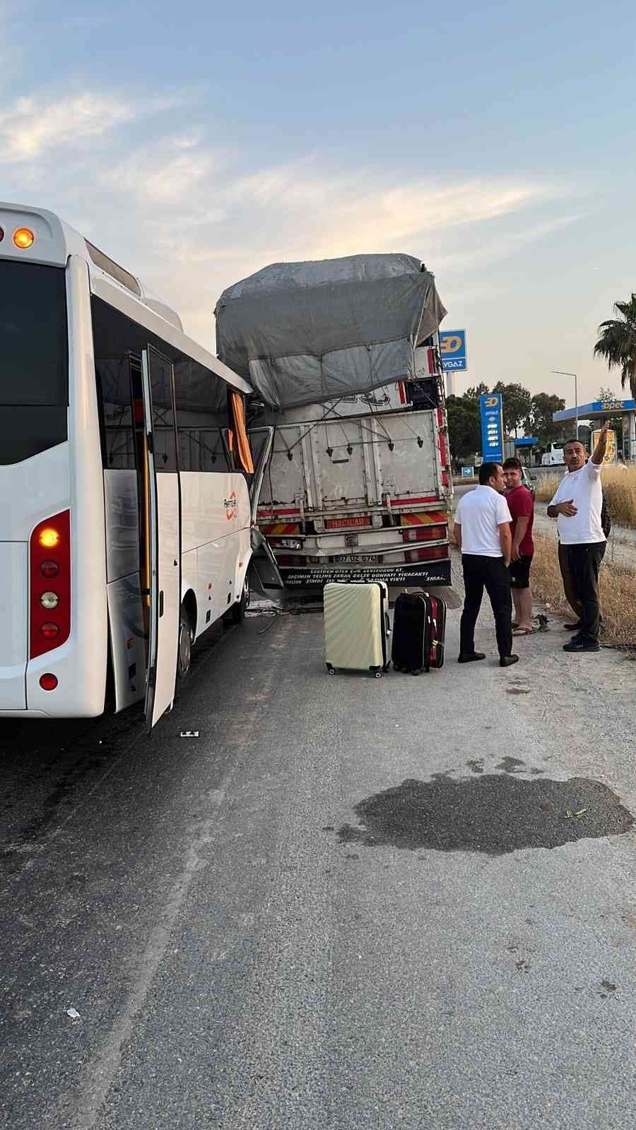 Tur Midibüsü Kamyona Arkadan Çarptı: 2’si Alman 3 Turist Yaralı