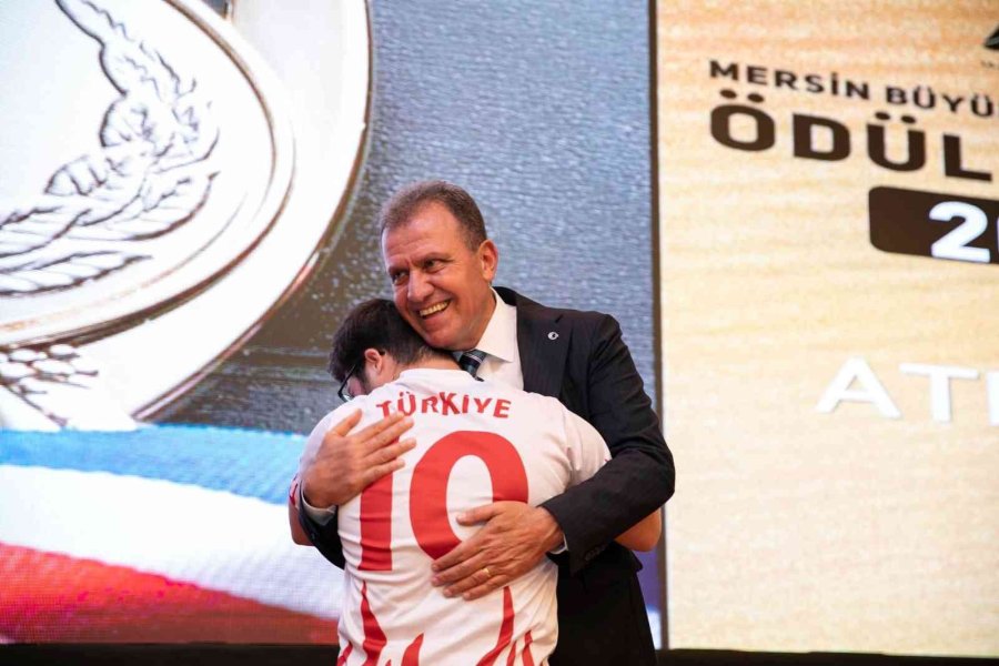 Büyükşehir Belediyesinden Sporcu Ve Antrenörlere 1 Milyon 148 Bin Lira Ödül