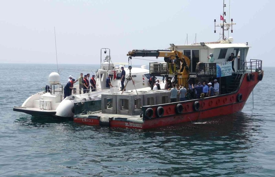 Balıkların Üremesi İçin Yüzlerce Yapay Resif Denize İndirildi