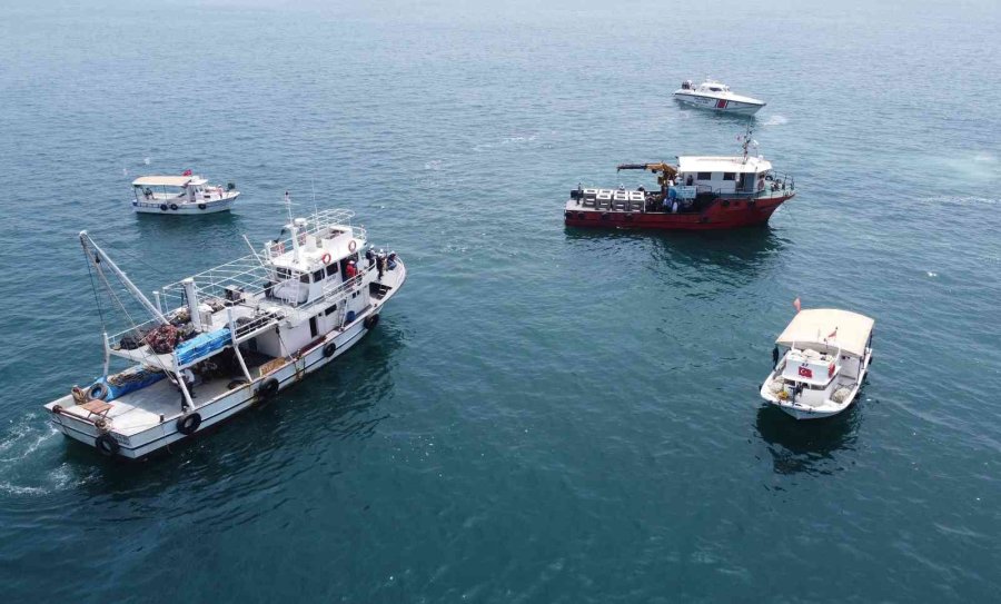 Balıkların Üremesi İçin Yüzlerce Yapay Resif Denize İndirildi