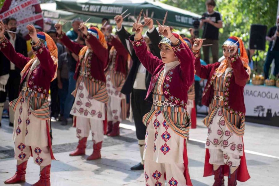 Başkan Seçer, 60. Mut Karacaoğlan Kayısı Kültür Ve Sanat Festivaline Katıldı