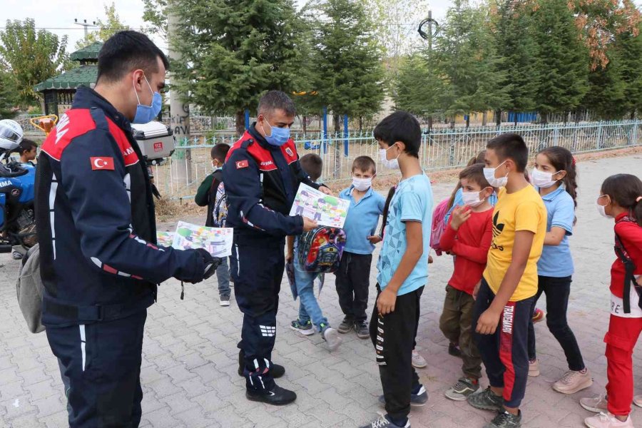 Jandarmadan Köy Çocuklarına Sürpriz Ziyaret