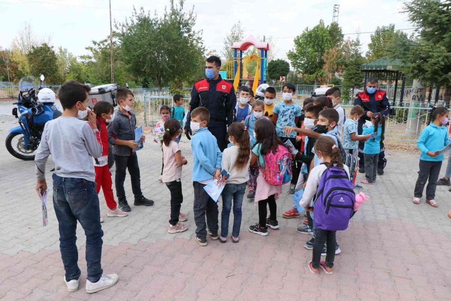 Jandarmadan Köy Çocuklarına Sürpriz Ziyaret