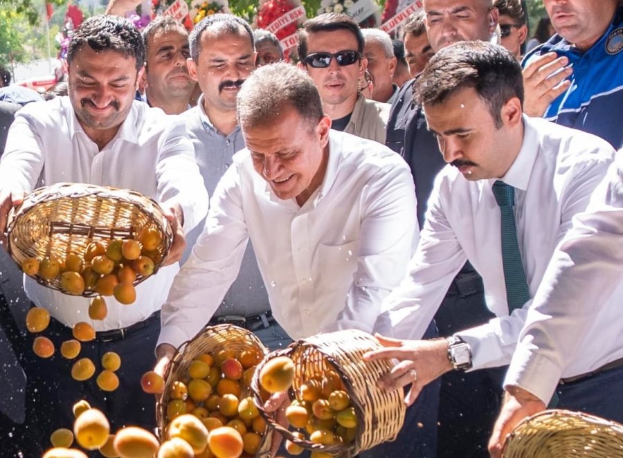 Başkan Seçer, 60. Mut Karacaoğlan Kayısı Kültür Ve Sanat Festivaline Katıldı