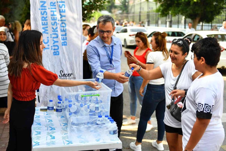 Belediyeden Lgs’ye Giren Öğrenci Ve Velilere Su İkramı