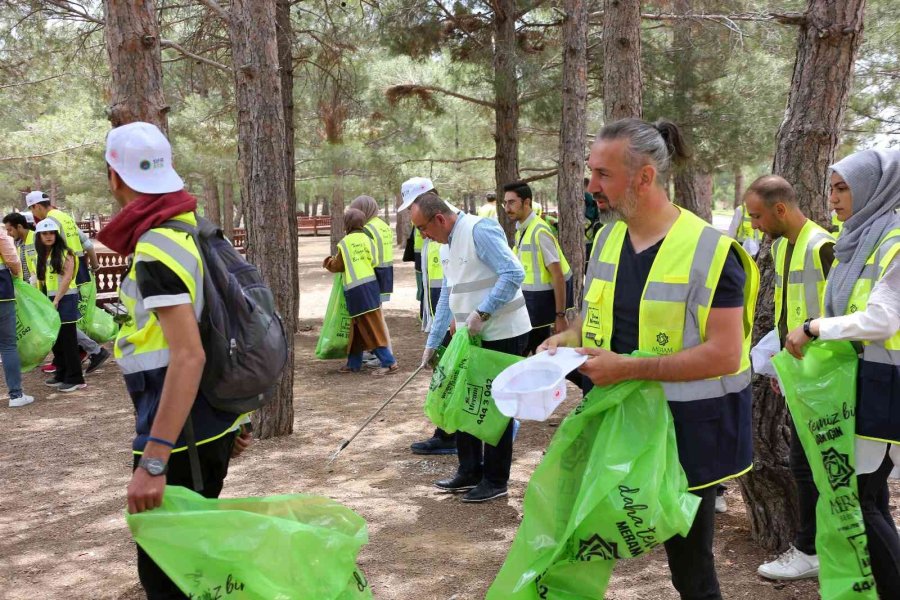 Başkan Kavuş Üniversiteli Gençlerle Çevre Temizliği Yaptı