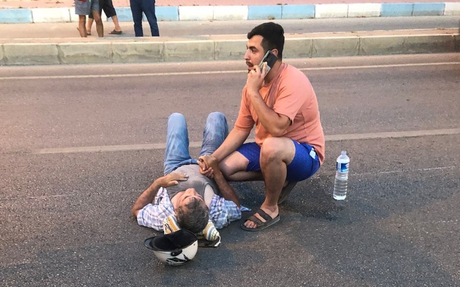 Sağlıkçıdan İzinde Vefa Örneği, Yaralıya Müdahale Etti, Tişörtünü Üzerine Örttü