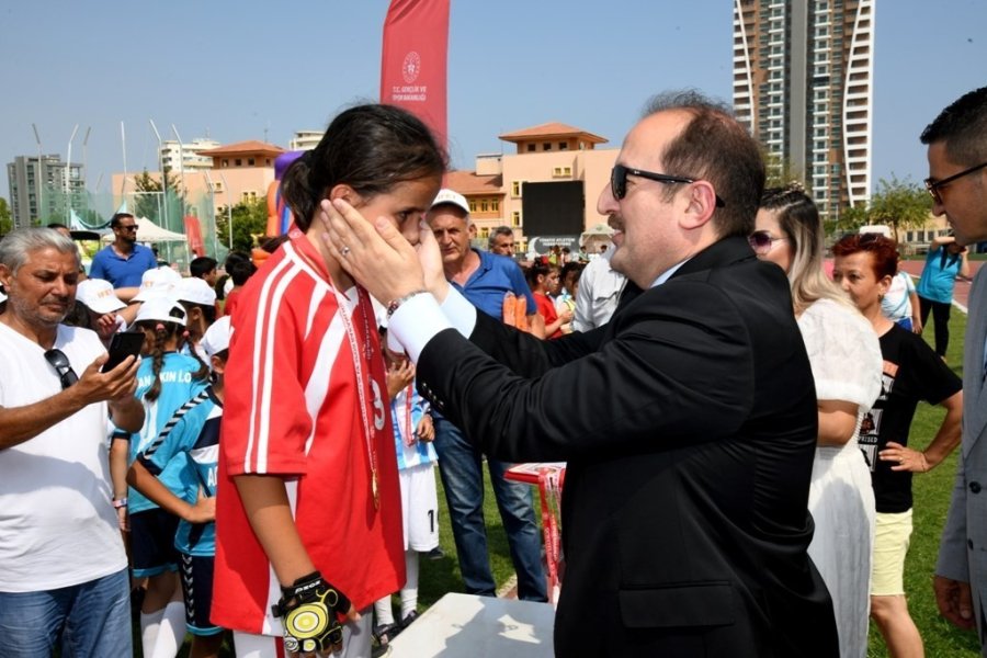 Okul Sporlarının Şampiyonları, Madalyalarını Vali Pehlivan’ın Elinden Aldı