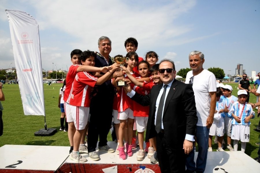 Okul Sporlarının Şampiyonları, Madalyalarını Vali Pehlivan’ın Elinden Aldı