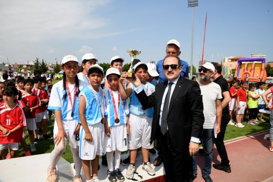 Okul Sporlarının Şampiyonları, Madalyalarını Vali Pehlivan’ın Elinden Aldı