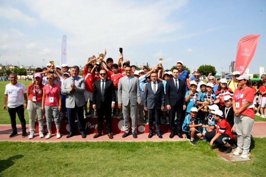 Okul Sporlarının Şampiyonları, Madalyalarını Vali Pehlivan’ın Elinden Aldı