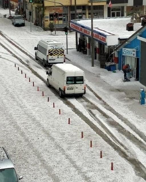 Ceviz Büyüklüğündeki Dolu Ekili Arazilere Zarar Verdi, Ağaçların Yapraklarını Döktü