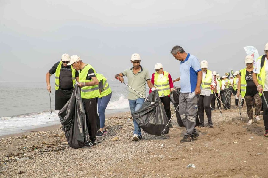 Büyükşehir Belediyesinden Anamur’dan Akdeniz’e Sahil Temizliği