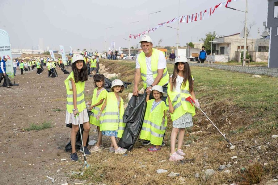 Büyükşehir Belediyesinden Anamur’dan Akdeniz’e Sahil Temizliği