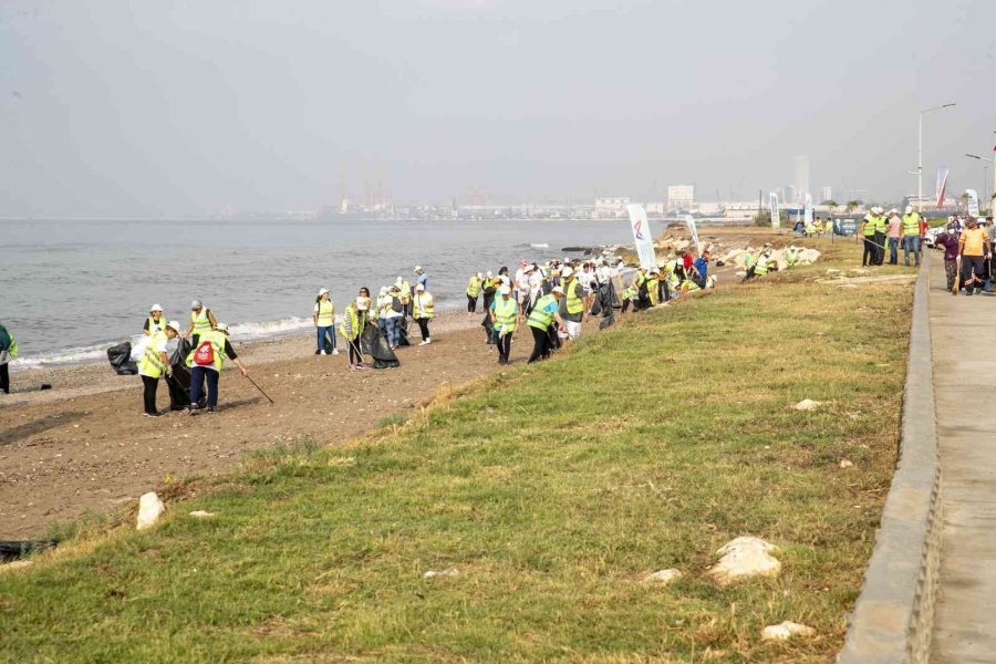 Büyükşehir Belediyesinden Anamur’dan Akdeniz’e Sahil Temizliği