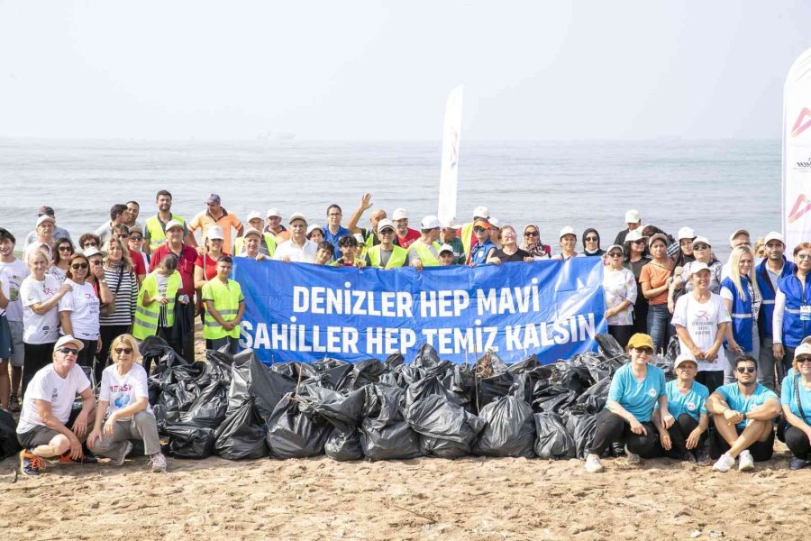 Büyükşehir Belediyesinden Anamur’dan Akdeniz’e Sahil Temizliği