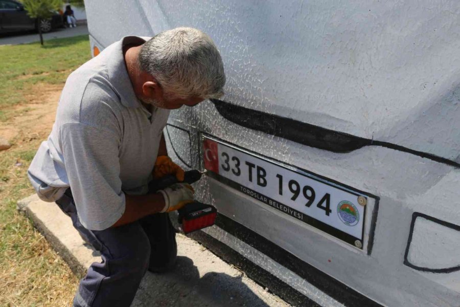 Toroslar’da Elektrik Trafosu Belediye Servis Otobüsü Görünümüne Dönüştü