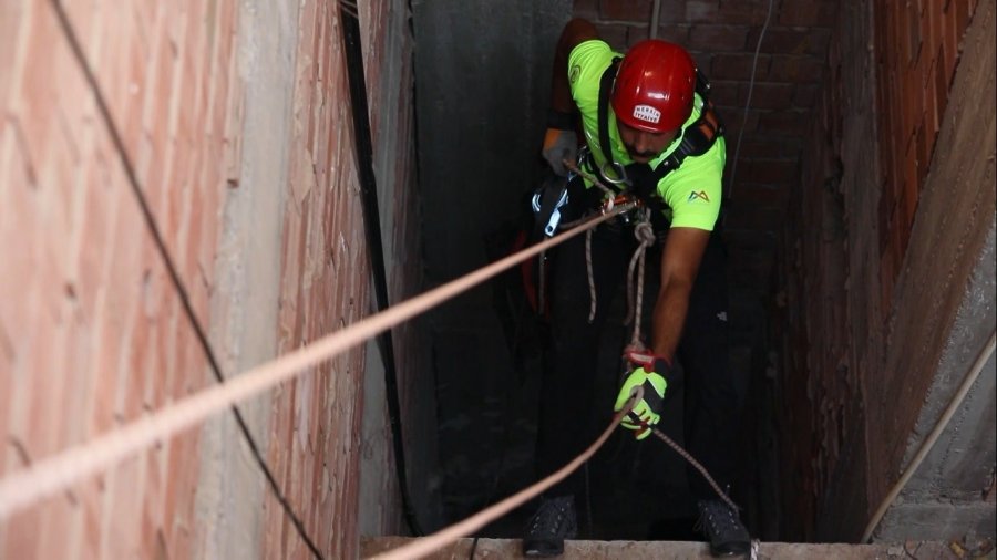 15 Metrelik Apartman Boşluğuna Düşen Kediyi Kurtarma Operasyonu