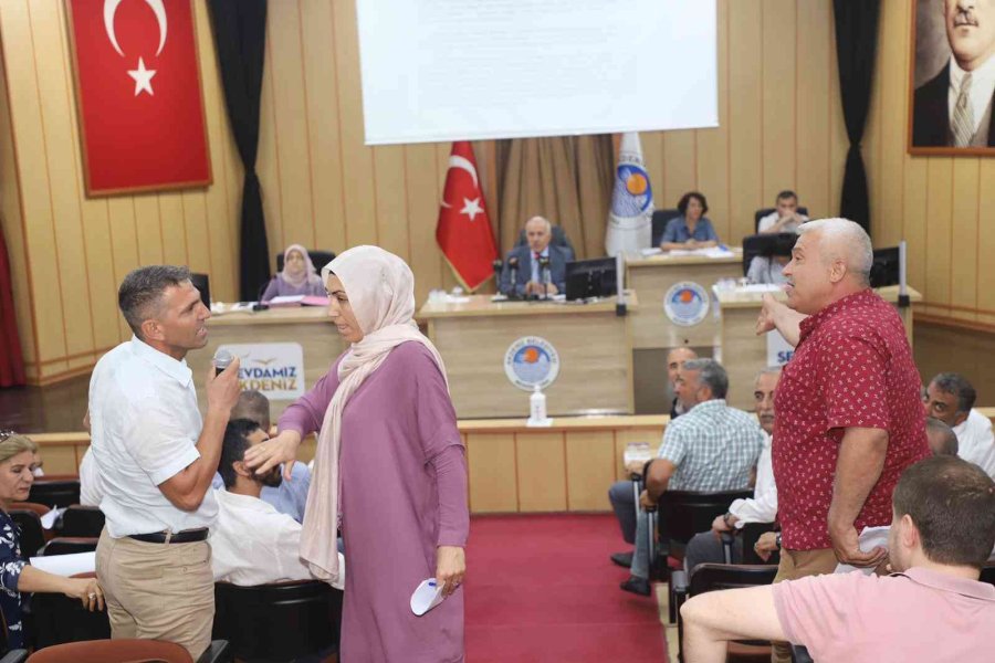 Akdeniz Belediye Meclisi’nde ’istiklal Marşı’ Ve ’öcalan’ Gerginliği