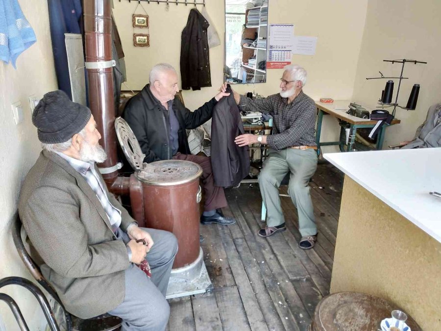 Polis Hayalinden Vazgeçti, Ceketini Satıp Açtığı Dükkanda 65 Yıldır Terzilik Yapıyor